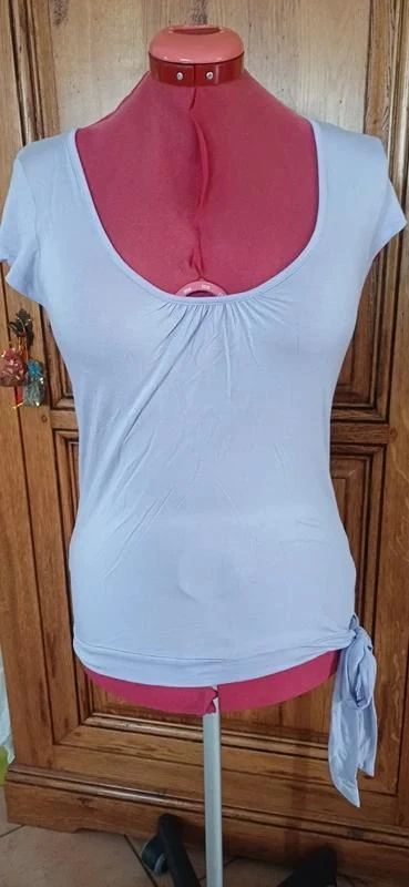 T shirt couleur lilas avec noeud neuve taille 42/44 marque 3 suisses